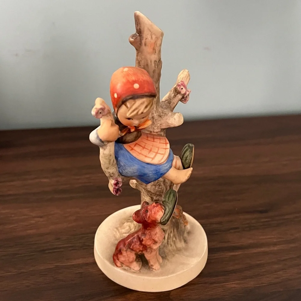 Charming‎ Figurine, out of danger with Child and Dog
